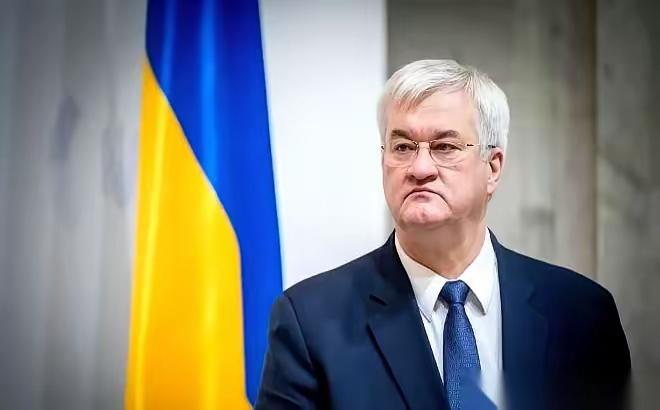 当年掀了我们桌子、抢走45亿美金的那位，现在西装革履地跑回来说：“嗨，朋友，咱们