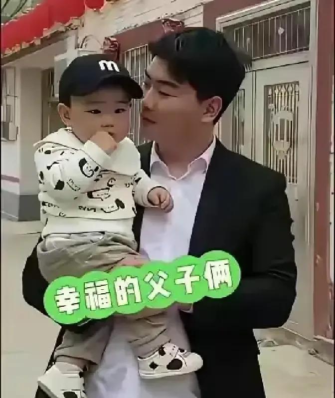 朱小伟十月晒出婚礼视频，新娘换成陈萌，评论区瞬间炸锅。我刷到画面里他穿西装，笑