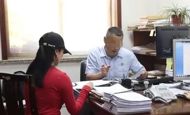 “这绿帽戴得真惨”！浙江宁波，男子养了28年的女儿，从嗷嗷待哺供到大学毕业，到头