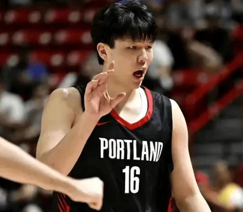 讲一个好玩的梗：杨瀚森被选中时，开的是姚明的剧本。季前赛打完，至少有易建