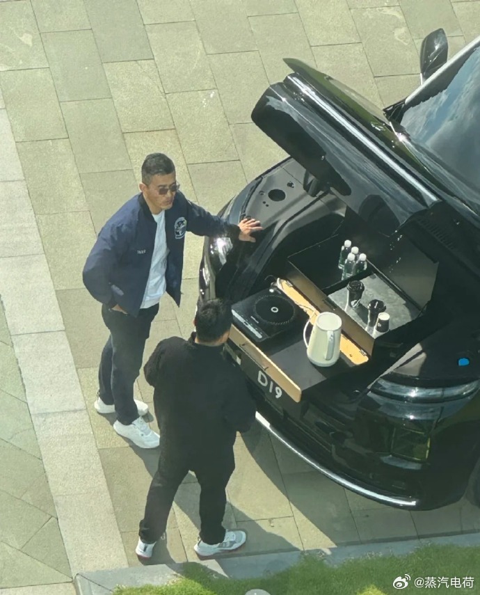 好的东西，都会跟上。零跑D19这个大前备箱和乐道L90很相似，不知道还会不会有什