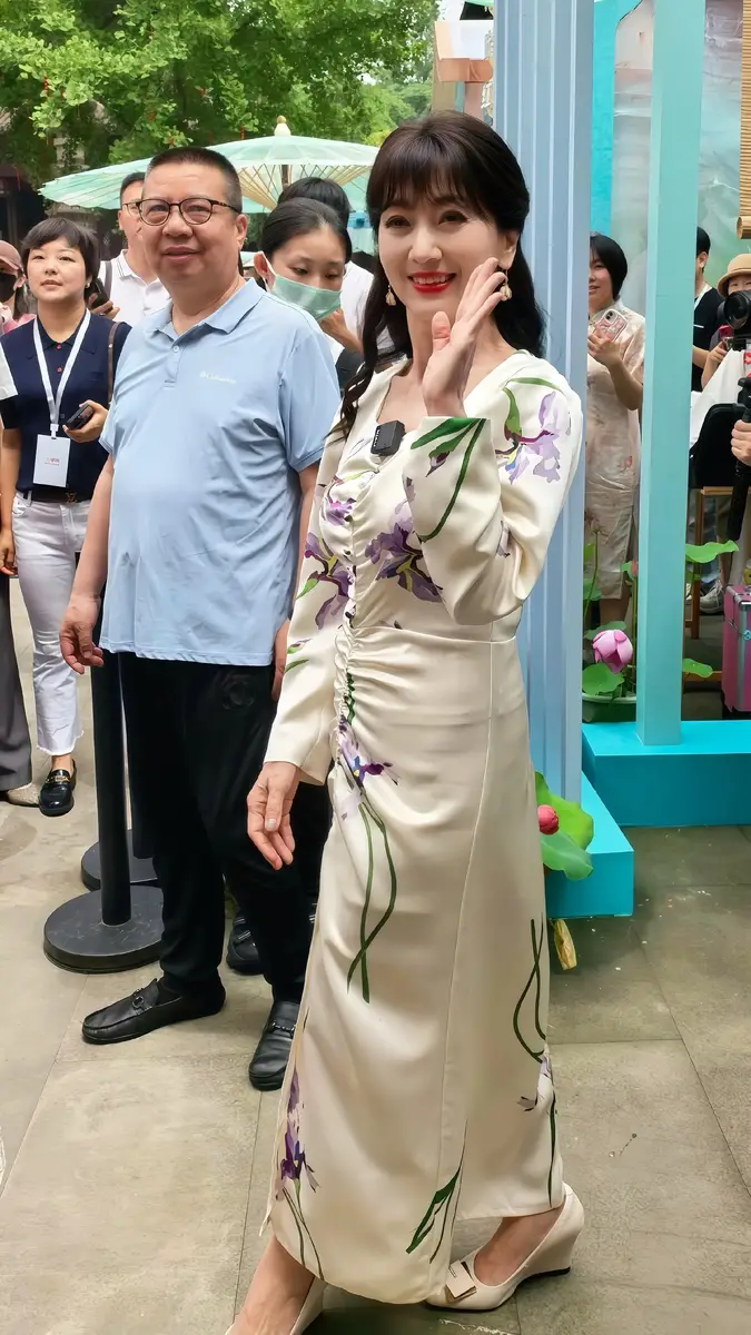 71岁赵雅芝现身西湖出席活动穿白色鸢尾花长裙生图状态超好