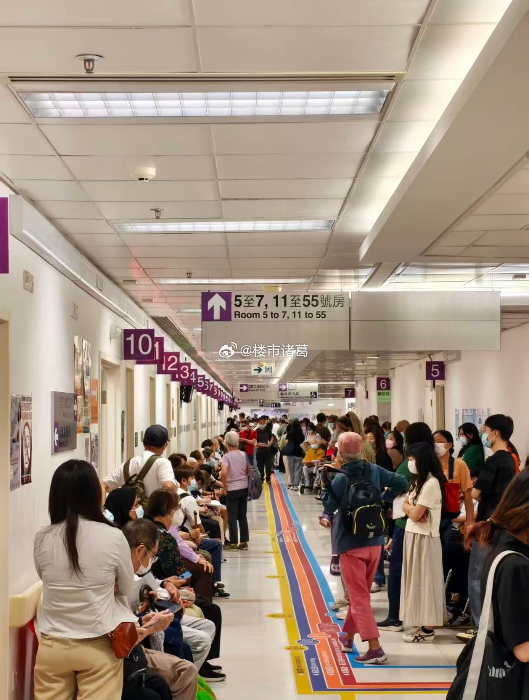 看到一网友发帖称，在香港公立医院，急症250元排队等了4个多小时，而且医院还没有