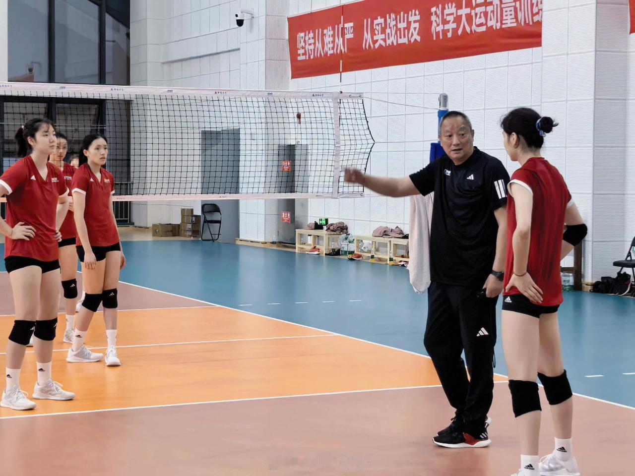 真丢人吴胜第三局被省队打了个16-25，王音迪、范泊宁不可用为何还用？殷小岚也再