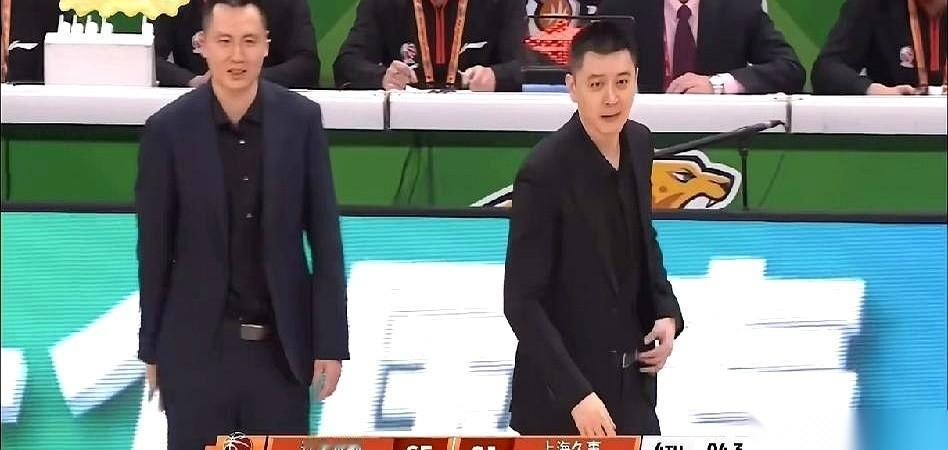 辽宁队输给上海26分，四连败。记分牌上的数字越拉越大，场边的杨鸣反而越来越安静