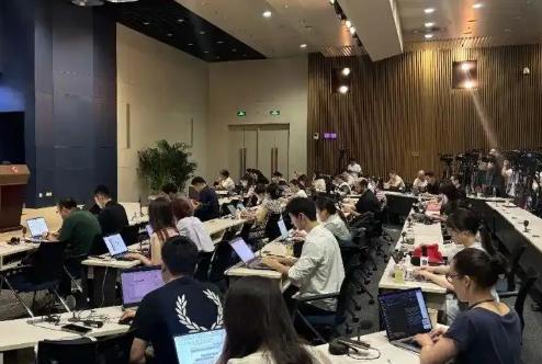 中美高层昨天在中盟会议会谈完，今天中国人民解放军直接宣布在中国的台湾省海峡实弹演