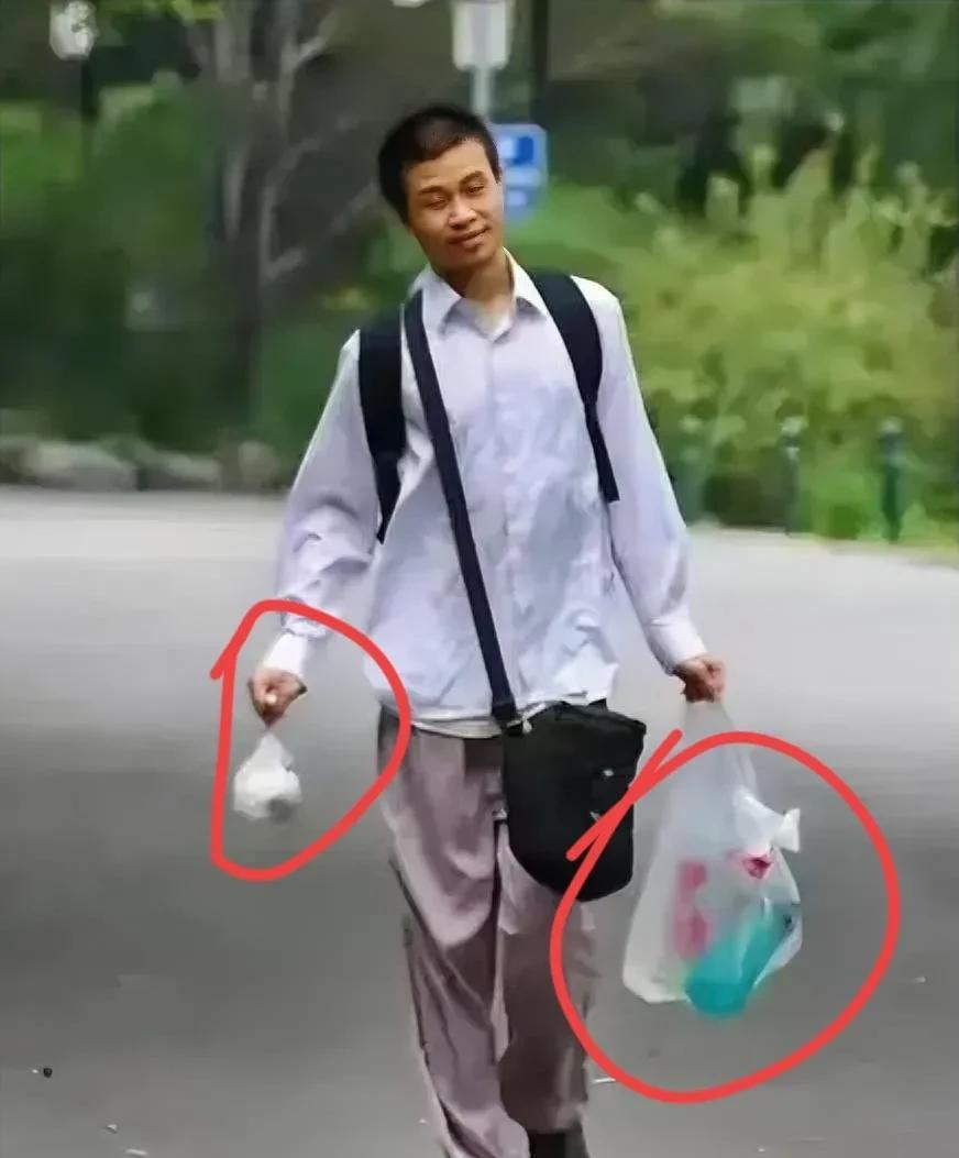 有个事，我一直不敢说，我发现韦东奕有个非常严重的问题！那就是他为什么不用保