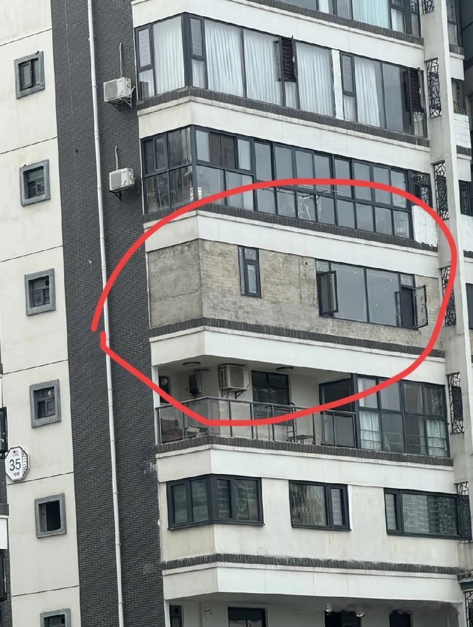 我做梦都想要的落地窗，结果他们全封了，也是个牛人!今天路过小区，一眼瞅见这