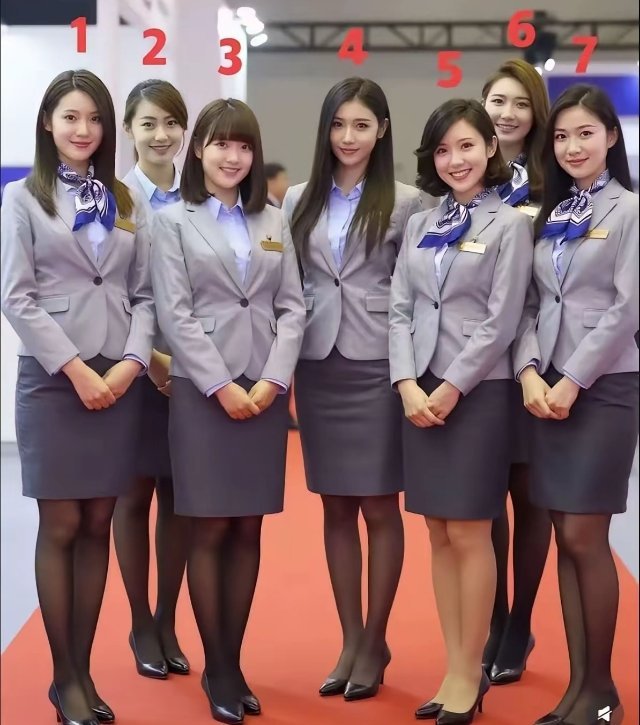 这七名空姐中有一位是乘务长，以你狠辣的眼光，你能看出是哪位吗？