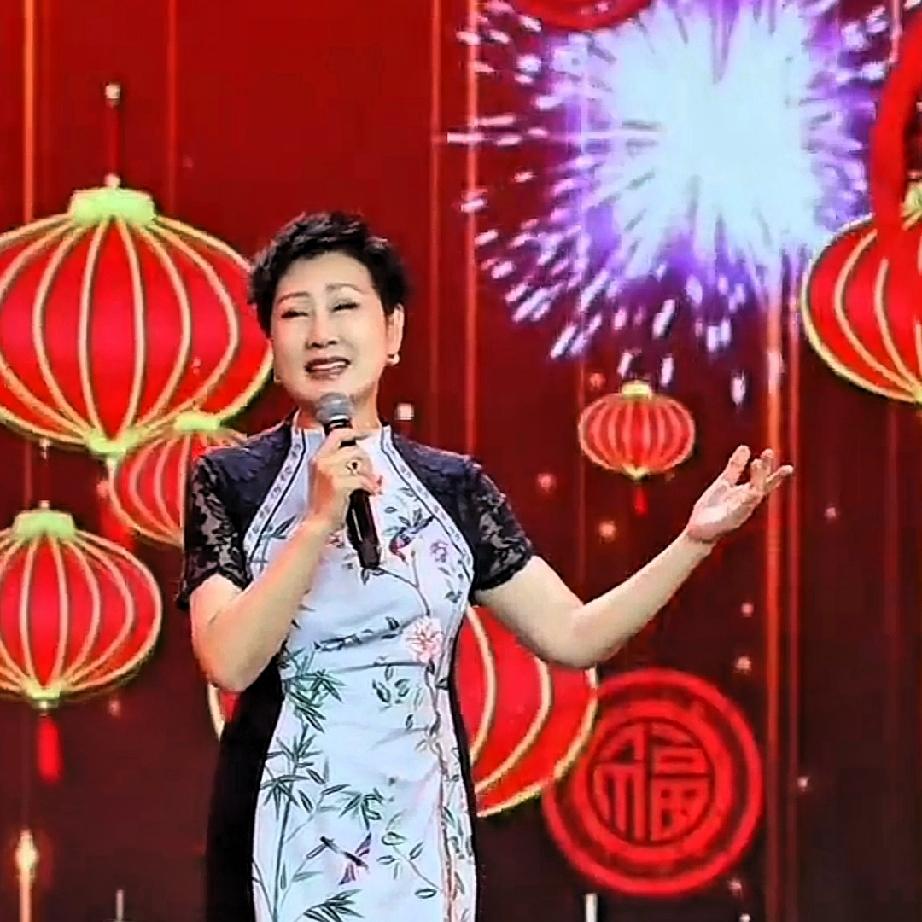 张凯丽这次穿的这套衣服着实挺漂亮的，她总算选对了穿搭。这条裙子既端庄得体，又与她