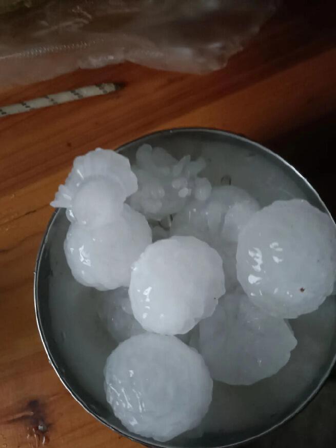 广州这雨，昨天下午是真邪乎，直接干到全国暴雨榜第一去了。不光广州，广东广西好多地