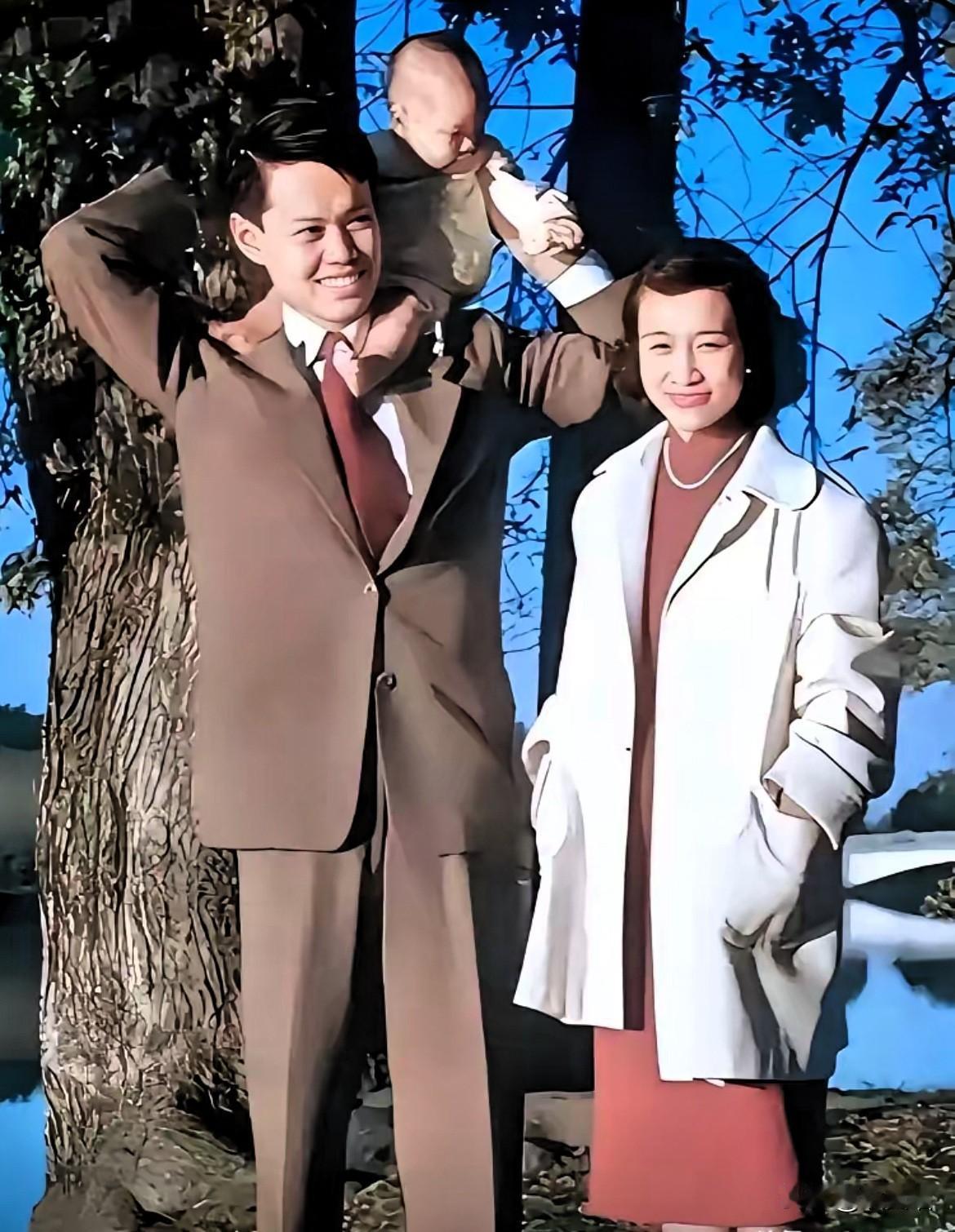 103岁传奇谢幕，他带走了一个时代的智慧光芒。那张1951年在美国拍摄的全家
