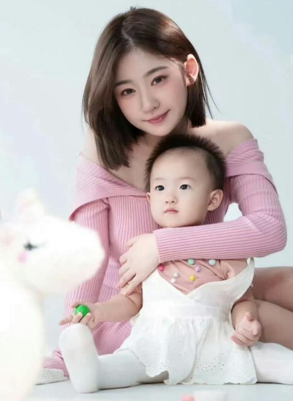 爹认不认不重要，关键是给孩子足够的爱，吴卓林从小就不受父母待见。黄一鸣虽然利用