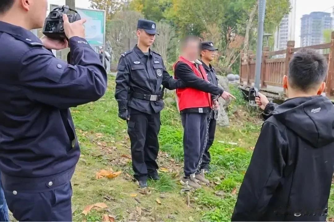 “娃儿，要不得哟！”这是四川南充女出租司机被歹徒用刀架在脖子上时说的最后一句话！