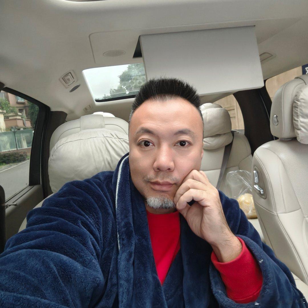 没事就坐在理想MEGA里，我是在期待点什么[滑稽笑]​​​