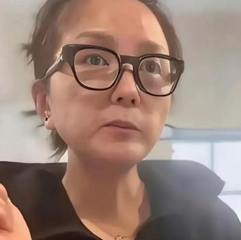 很多说，何洁直播时，压力大到情绪崩溃，有人说她没有吸取闫某某的教训，不值得共情。