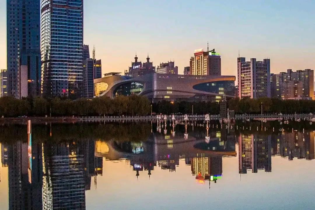 外地人夸洛阳，夸的其实是一块"过期招牌"。他们口中的"现代""繁华"是洛龙区