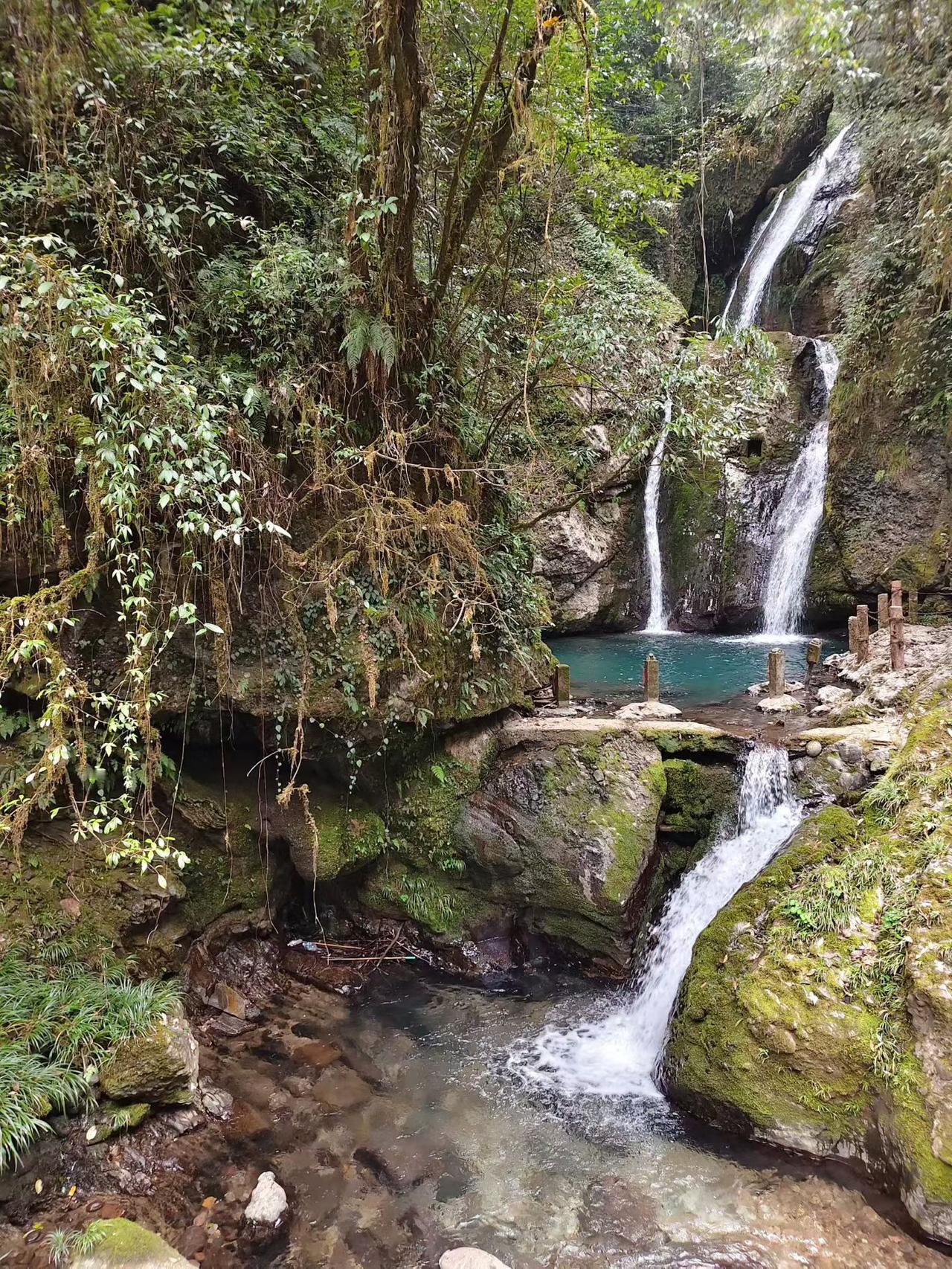 探秘森林深处的神秘瀑布，感受大自然的宁静与壮丽！🌳💦