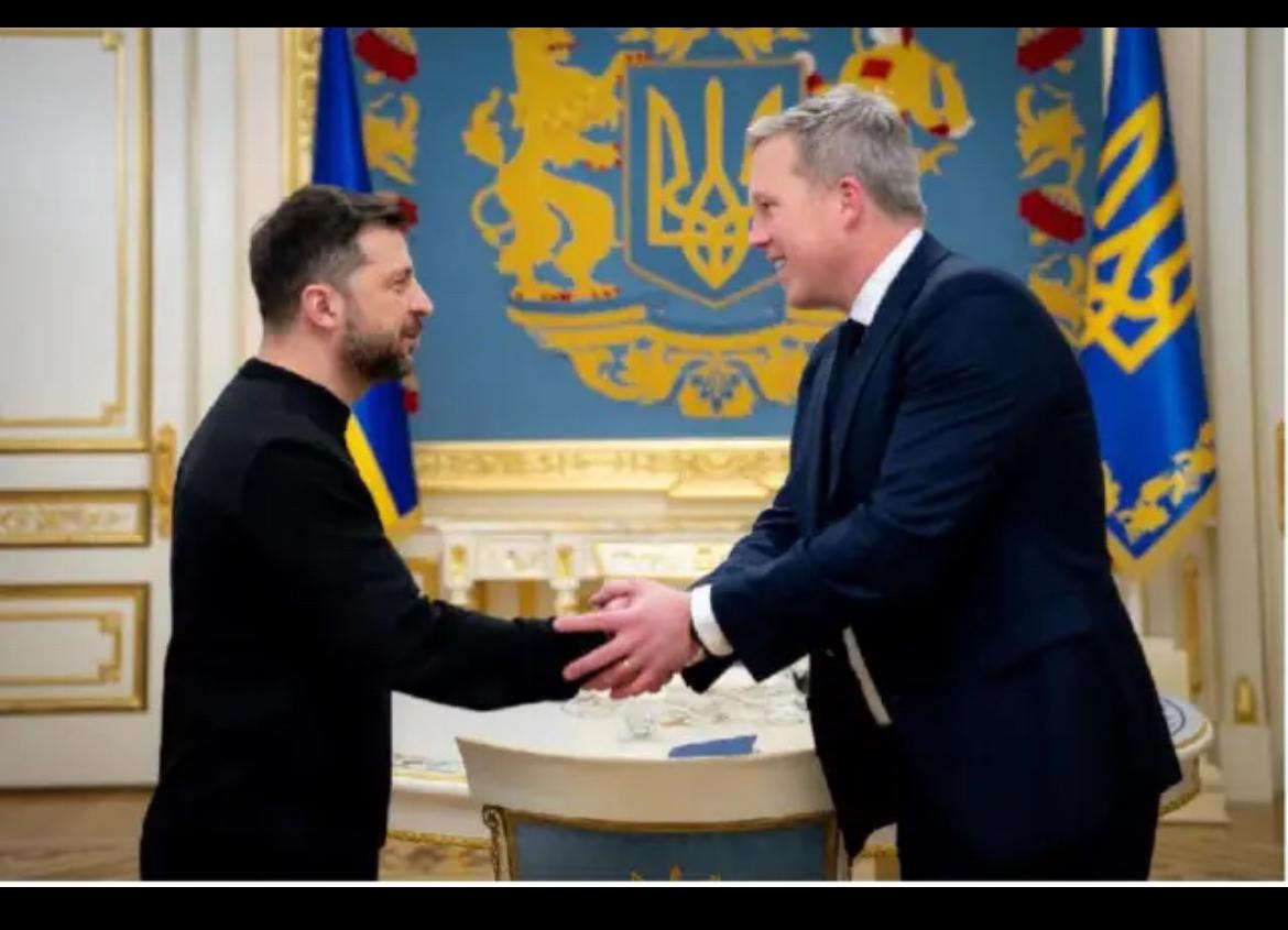 开战的时候，网上一片乌拉。为什么乌拉呢？因为大鹅反美，阿美是敌人，敌人的敌