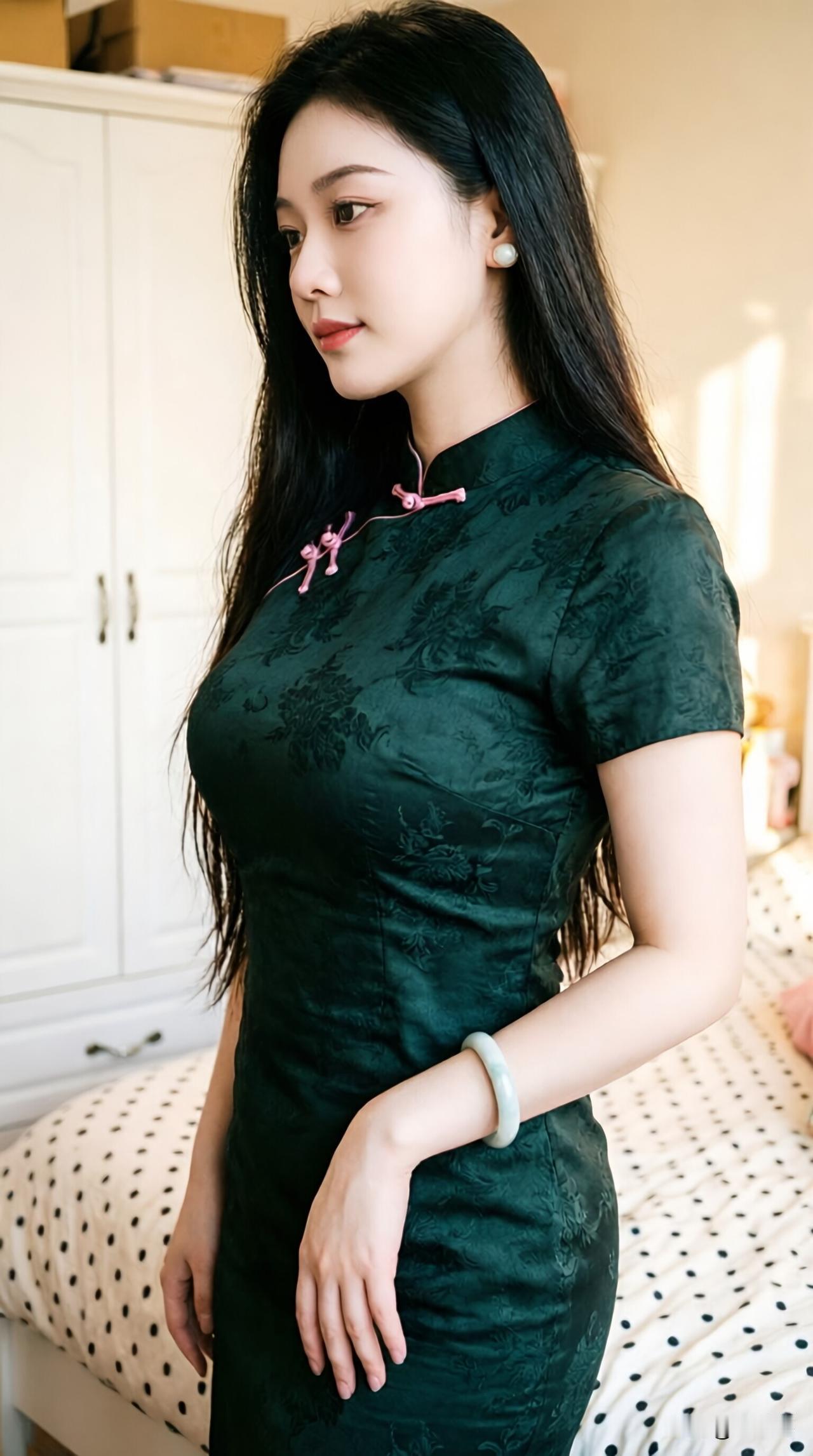 卧室窗边的新中式韵味，墨绿旗袍搭配粉边细节，温婉又自带东方古典气质。