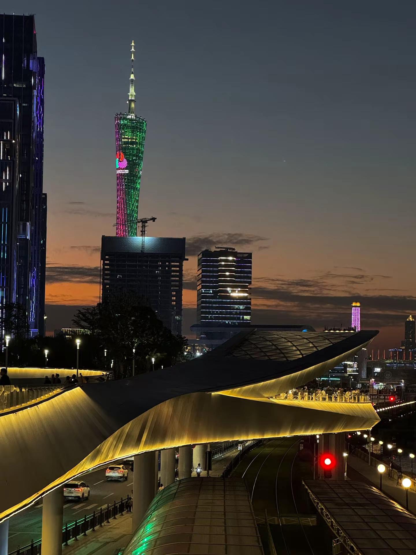 被今天傍晚蓝调时刻的广州震撼到了快带上最爱的人来广州看一场浪漫的晚霞和夜景吧