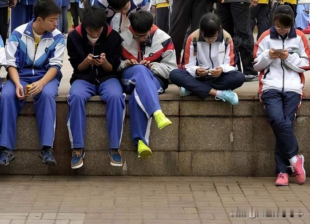 不能体罚学生，但能批评学生吗？请看两位老师的“反省”吧！[祈祷]一、西安初中生