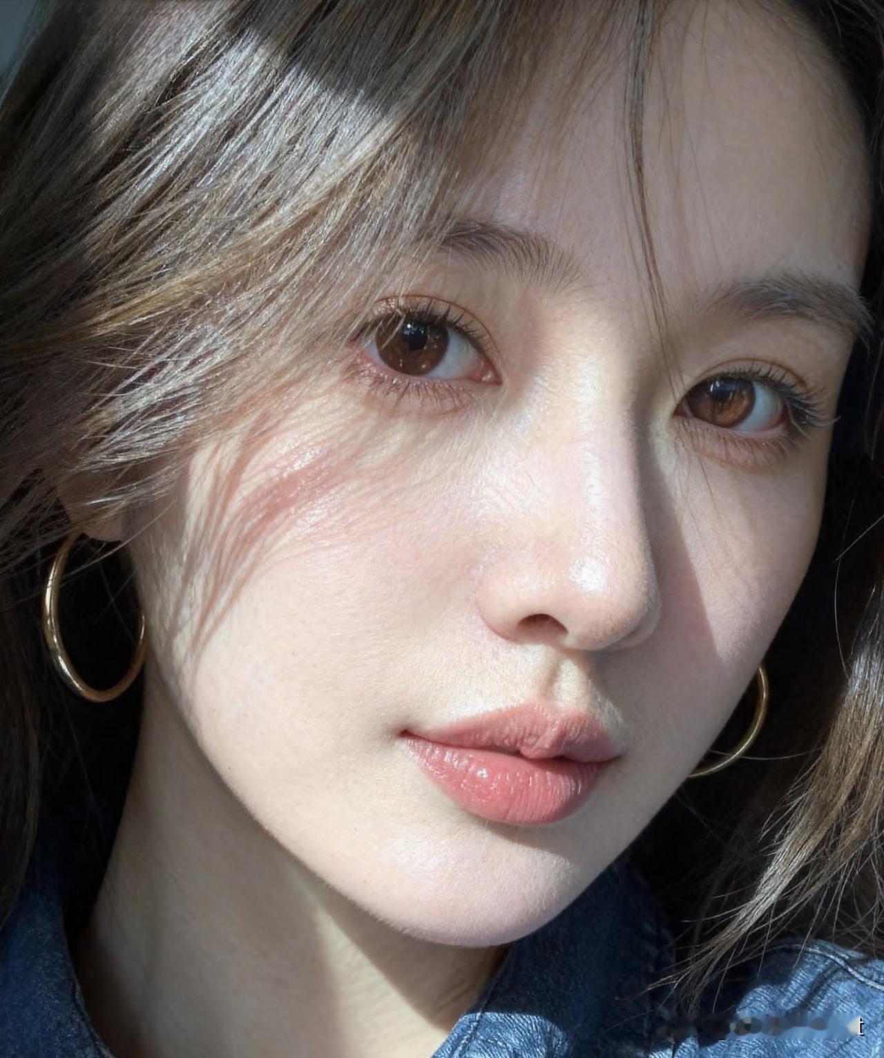 如梦令·玉颜晴日浅描眉妩，风软碎光凝露。金环衬玉颜，一眸温柔如故。凝伫