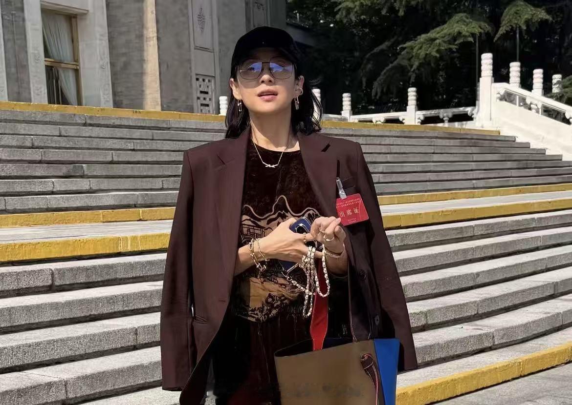 网友友谊宾馆偶遇章子怡，本人很瘦，戴着帽子和眼镜都盖不住的颜值和气场#章子怡#​