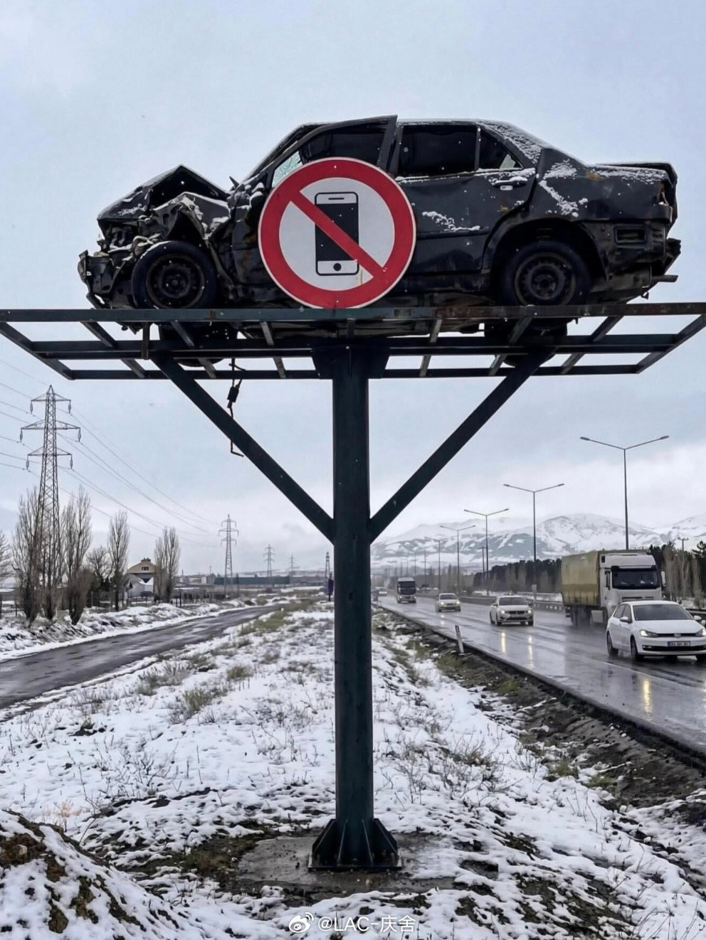 什么叫“前车之鉴”土耳其公路边上的实物警示牌