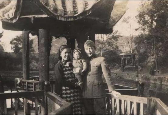 1938年，27岁国军将领陈尔晋，怀疑妻子出轨，跟踪时，见妻子上楼时，谁知，妻子