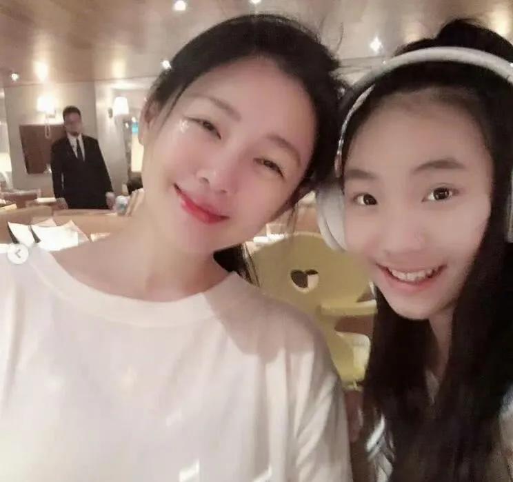 大S生前对小S的三个女儿有多好大家都知道，她们也都很喜欢大S这个姨妈。但很