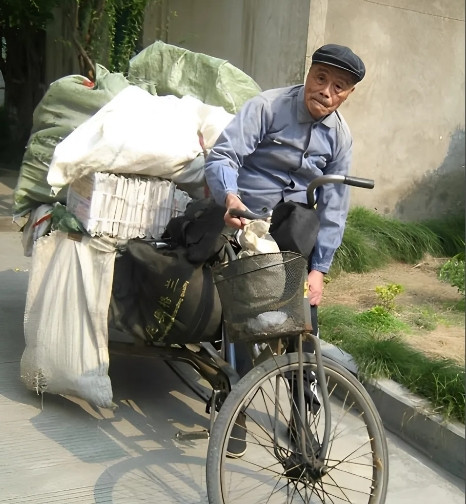 他曾是飞虎队员，击落过六架日机，4次成功飞越死亡之线——驼峰航线。他战功赫赫，晚