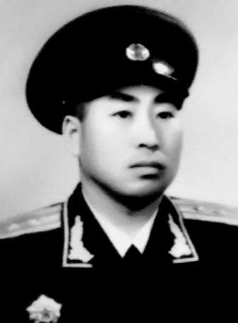 1943年，两名伪军打扫战场时发现一个八路军还活着，正要上前补刀。这个八路军轻轻