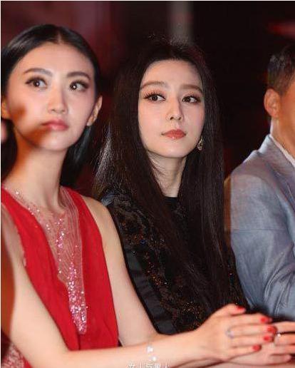 有时觉得景甜其实也没那么美，比如她和刘亦菲合影，就被比下去了。