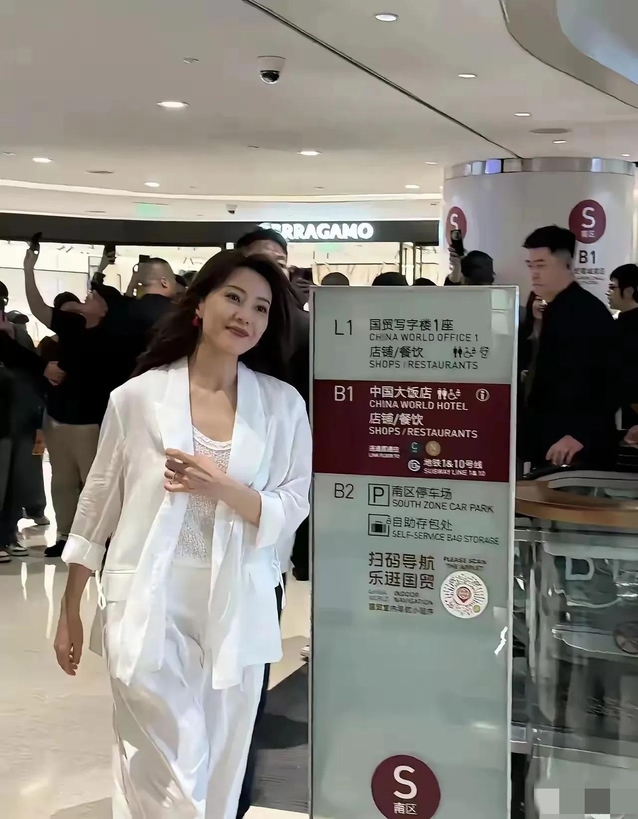 万万没想到，电视里迷倒万千少男的漂亮女神，竟然变得大妈感十足了……[笑着哭]