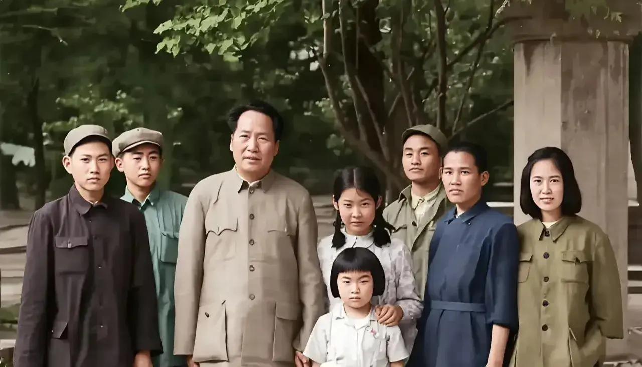 1949年一张合影，两个姨妈站在毛主席身边。一张老照片，真正让人停下来的，往往不