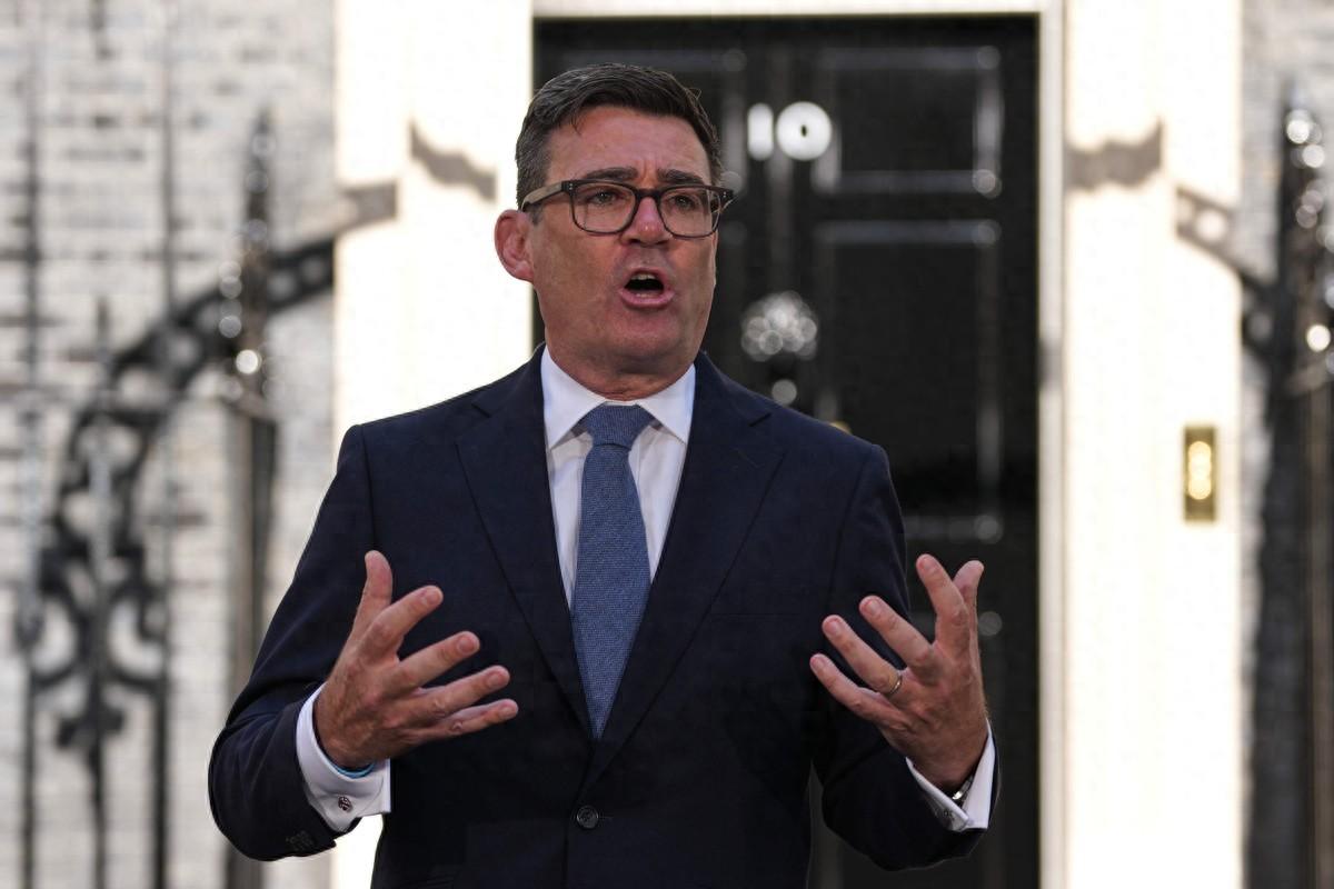 上任不到24小时，英国首相对华态度变了？憋出四个字，信号不简单。 当地时间7