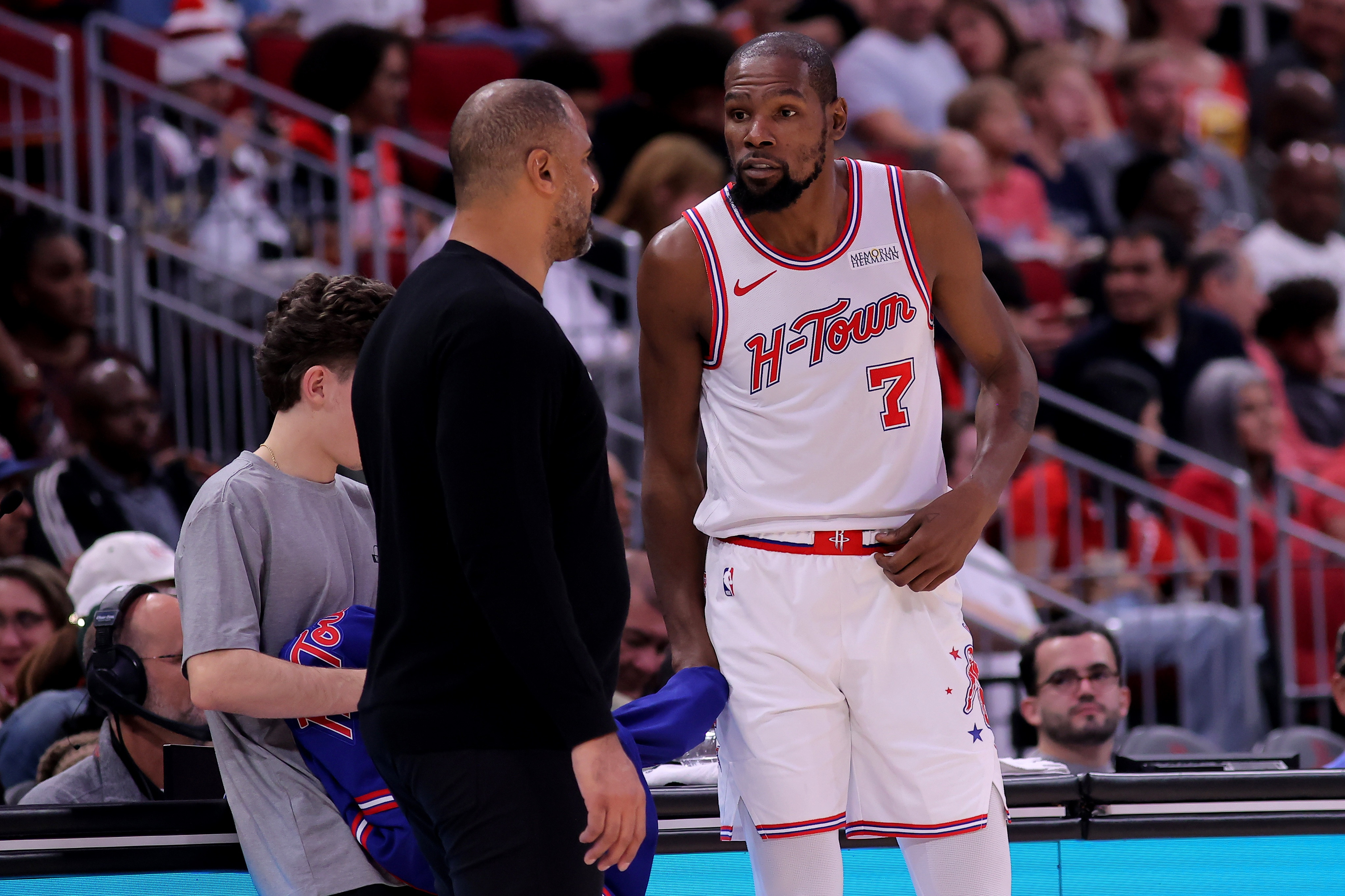 杜兰特前一场比赛被对方疯狂包夹，掘金队经常派出两个人或者是三个人去包夹杜兰特，这