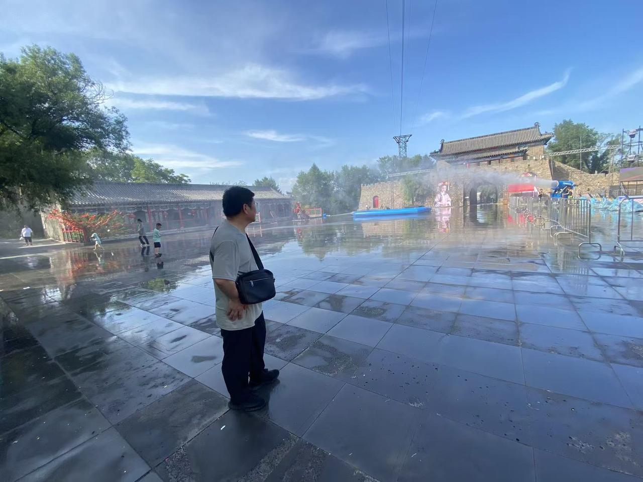 当年和妻子处对象时，妻子是不同意的。因为我家境贫寒，相貌丑陋，五短身材，工作一般