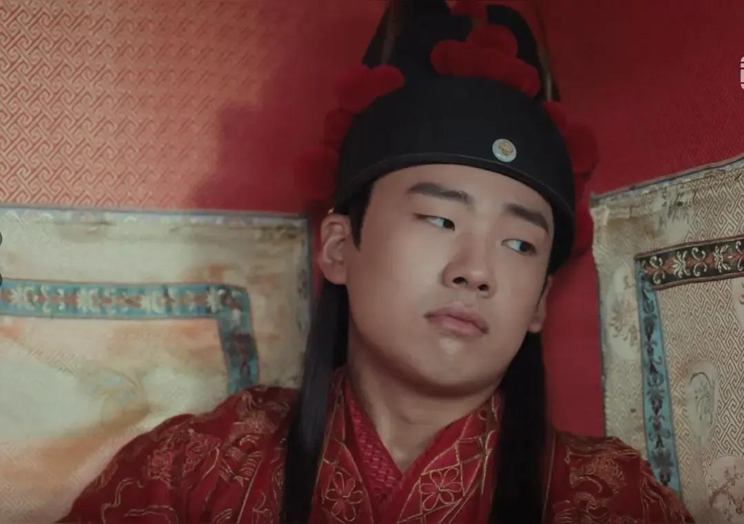 郭麒麟为什么宁愿在外拍戏也不回德云社？一德云社是继母说了算，不是他父亲做主。二于
