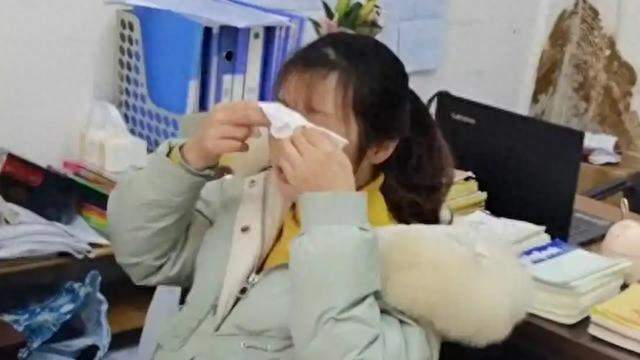 四年追妻无果男回乡结婚 女同事放声大哭暴露自私本质