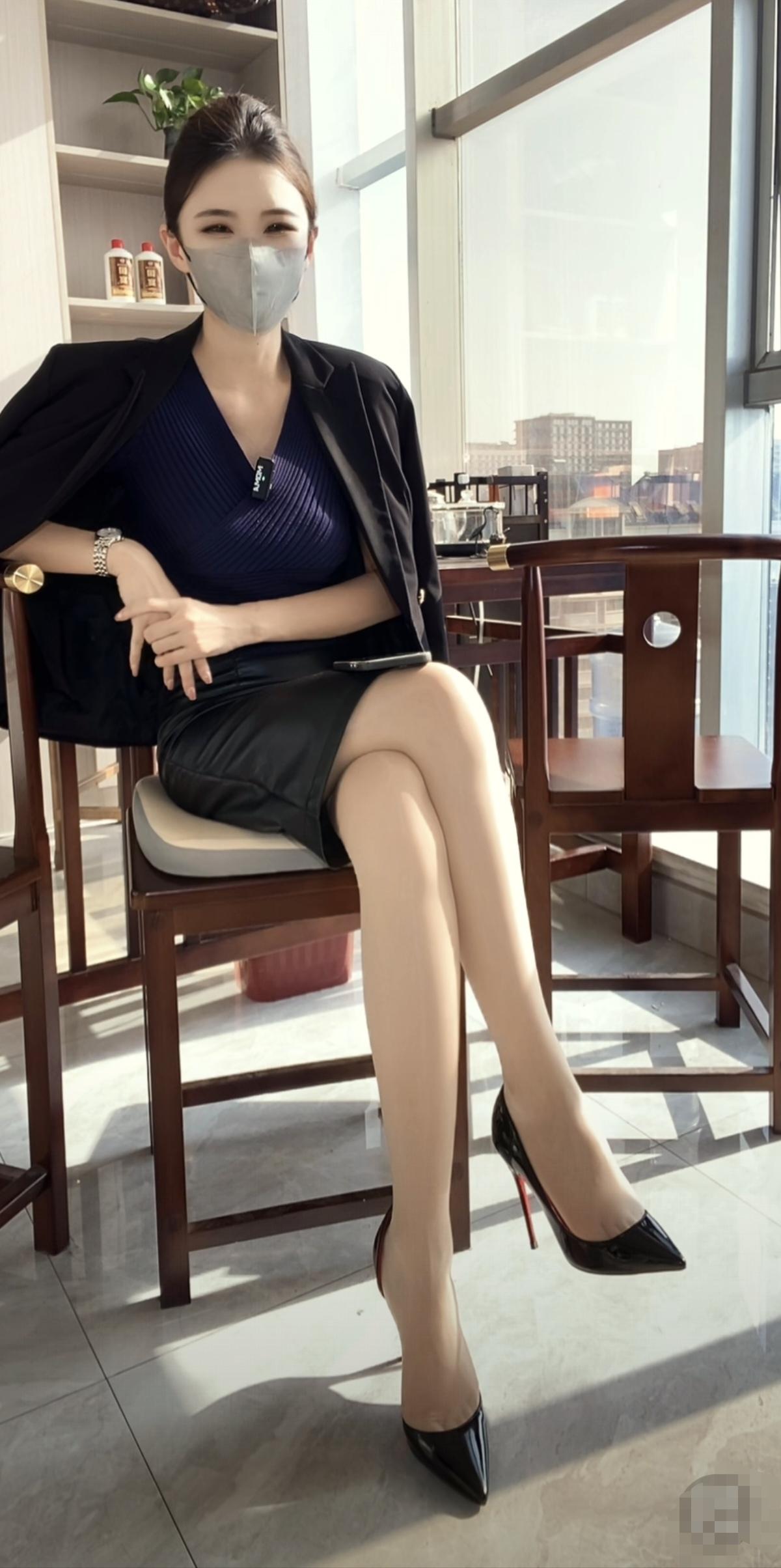都市女郎的优雅穿搭，自信满满！高跟鞋丝袜大长腿尽显御姐女王气质！御姐大长腿高