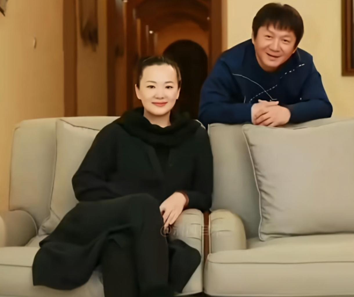 两个名字就像一首诗，故事却比诗更跌宕。火车上初次相遇，如同命运埋下的伏笔。他是