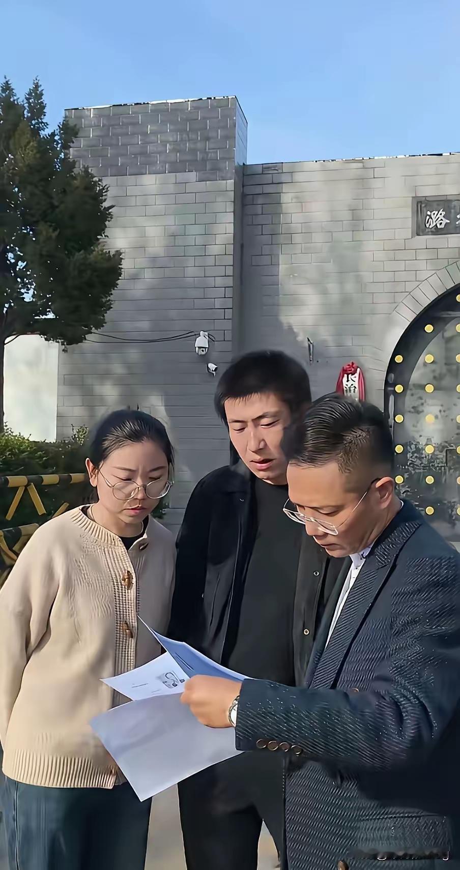 申家姐姐真是聪明人，一直让弟媳拉住弟弟，就在派出所，不要回家来。申家姐姐知道，