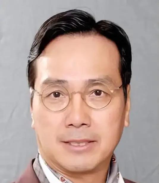 72岁的伍卫国近照曝光，其冻龄状态令人惊叹。他身型高大，穿搭有型，虽银丝可见但发