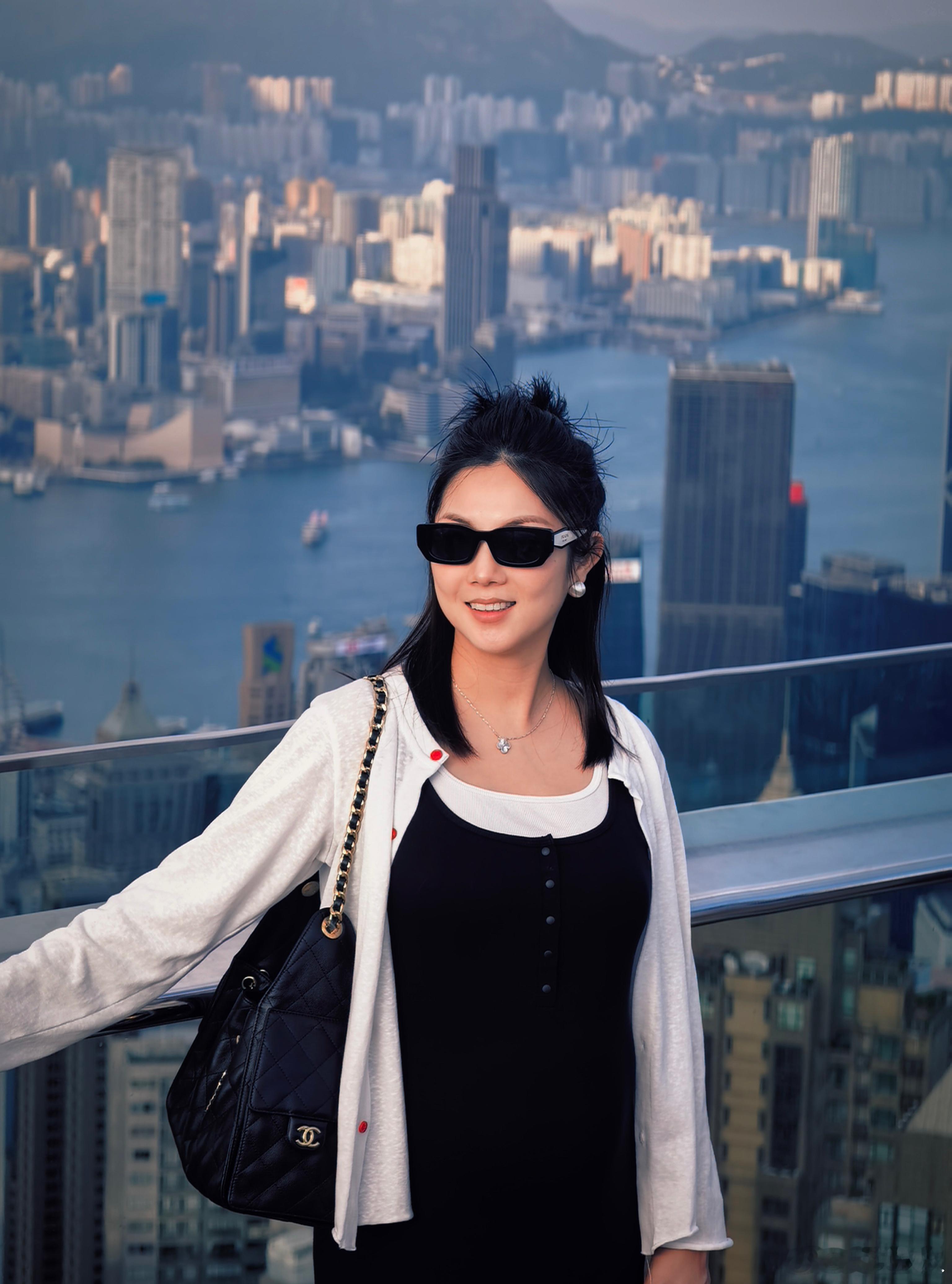 以“买下半个香港”的气质，拍一组海南港风片，那来吧。[doge]​​​