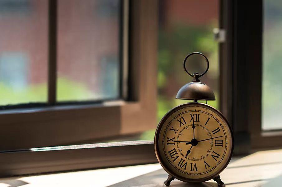 昨天中午，老伴正在厨房做饭，突然接到了高中同学的电话。原来是高中退休的同学正