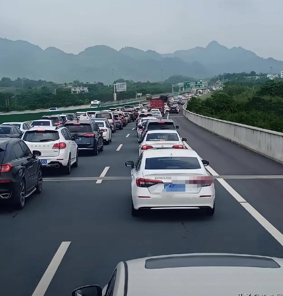今年国庆我这样做，应该不堵车吧？去年我心想，我30号下班就走，肯定不会堵车。