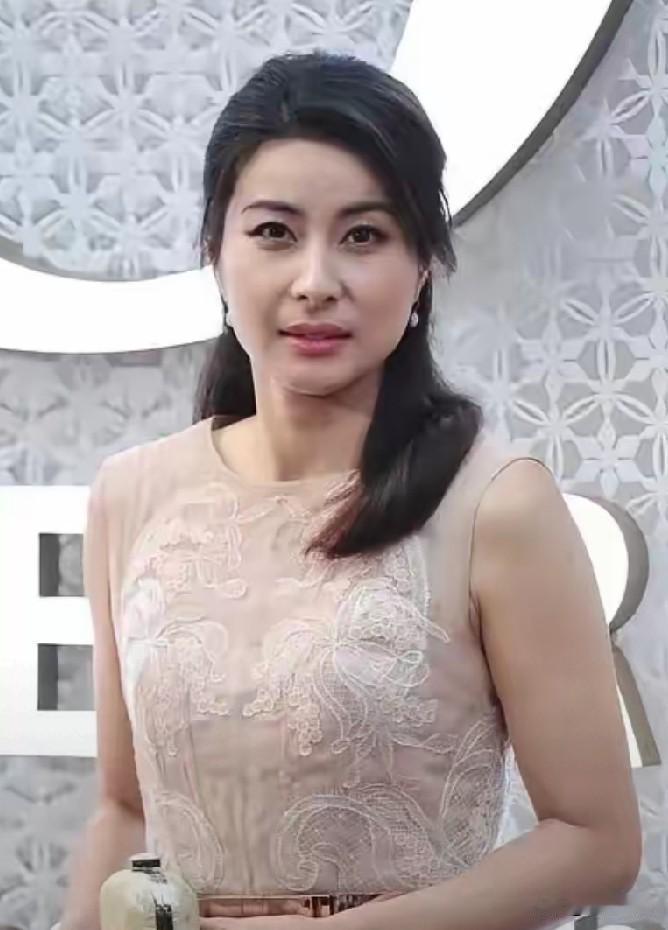 婚事如果成真谁也救不了霍家，别说她一个冠军，起码特首别想了，如果真当国人就不同意