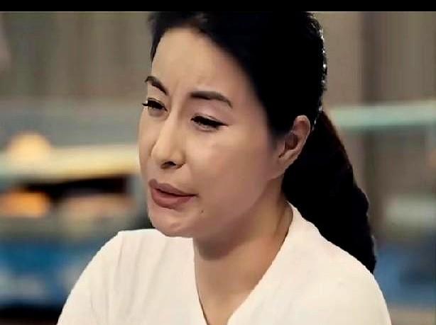 郭晶晶这股“反骨”真的杀疯了！现在网上吵翻了，有人说她临盆时敢拒公公算的良辰